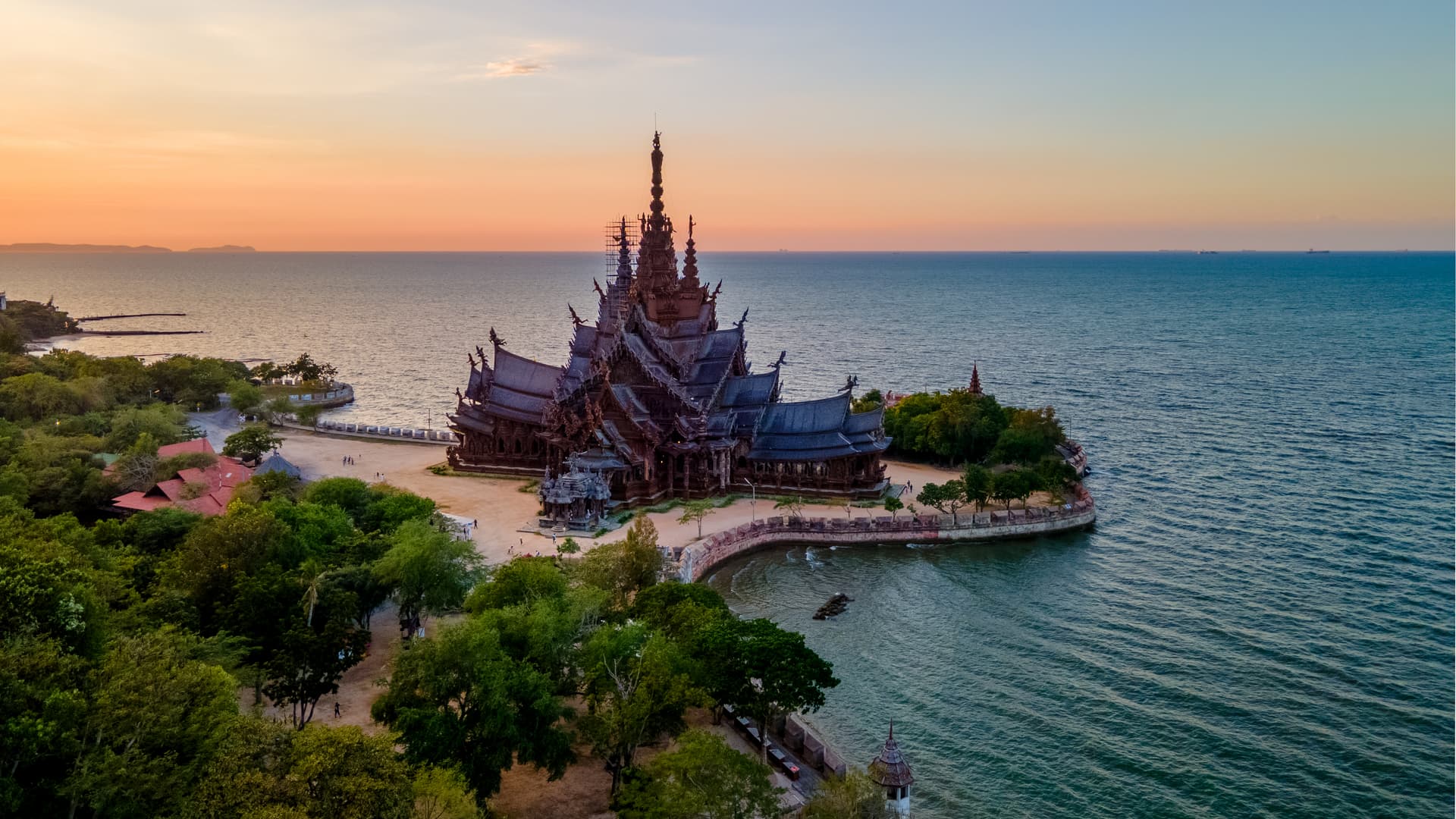 Pattaya Heritage Calm: Wood, Gardens, and Viewpoints